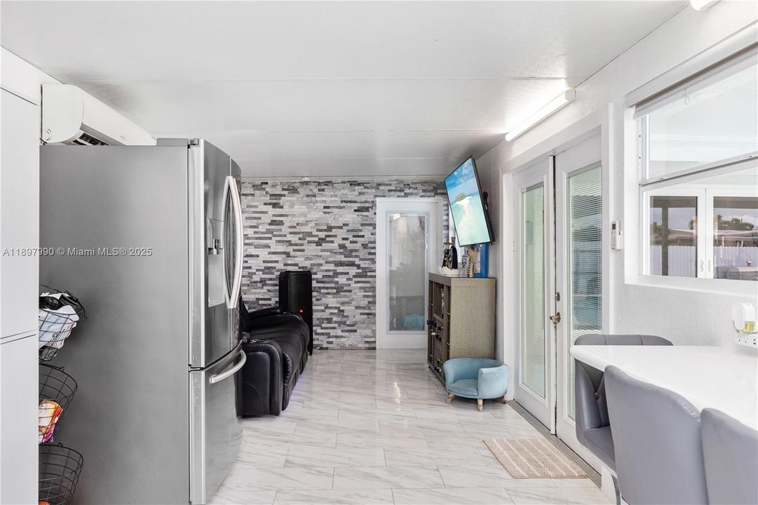 For Sale: $699,999 (5 beds, 4 baths, 1658 Square Feet)