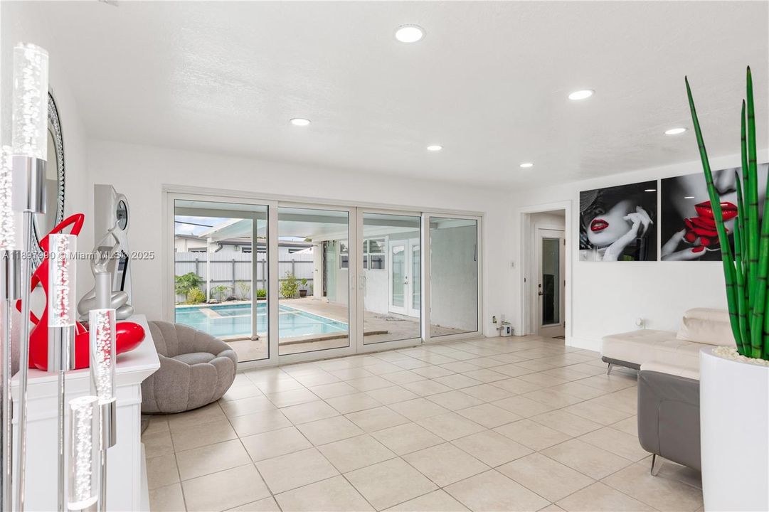 For Sale: $699,999 (5 beds, 4 baths, 1658 Square Feet)