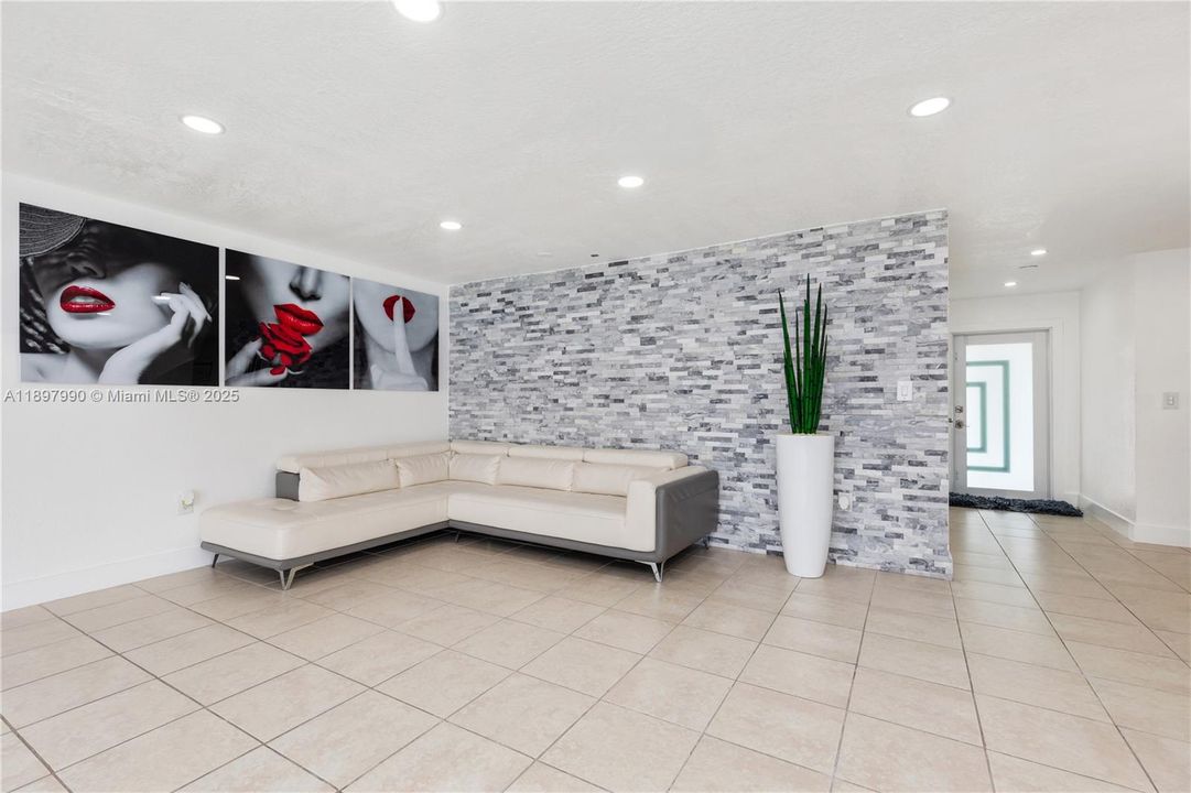 For Sale: $699,999 (5 beds, 4 baths, 1658 Square Feet)