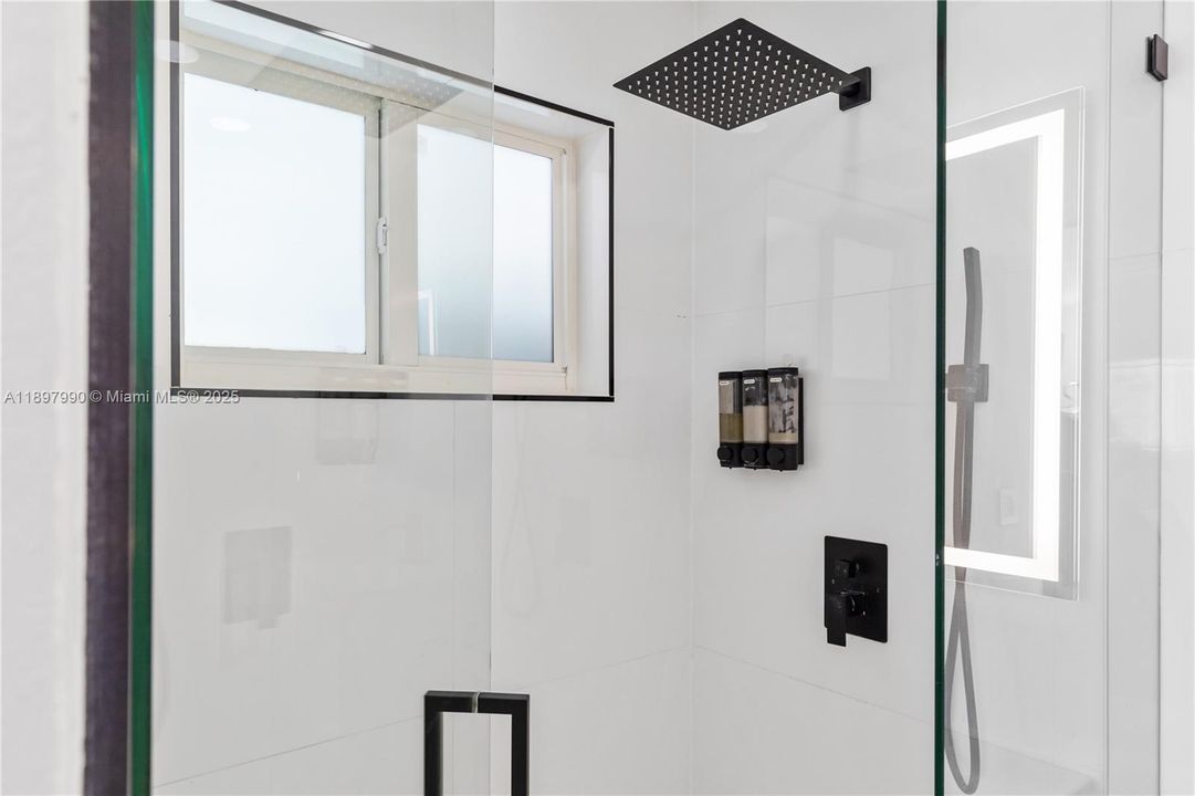 For Sale: $699,999 (5 beds, 4 baths, 1658 Square Feet)