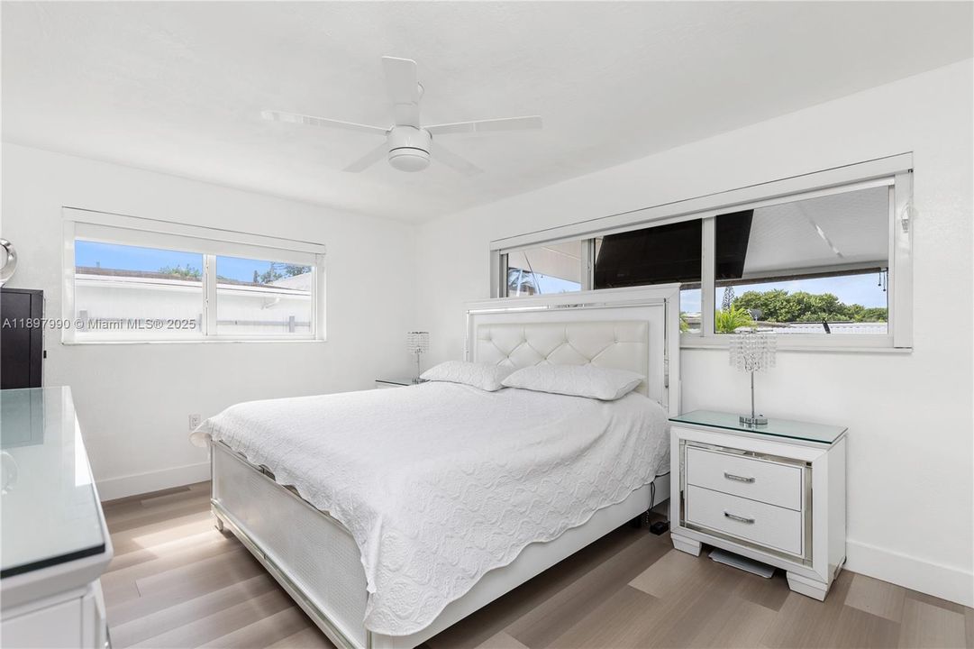 For Sale: $699,999 (5 beds, 4 baths, 1658 Square Feet)