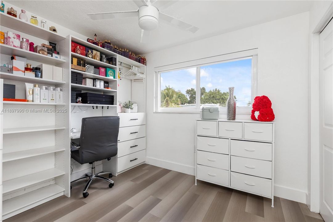 For Sale: $699,999 (5 beds, 4 baths, 1658 Square Feet)