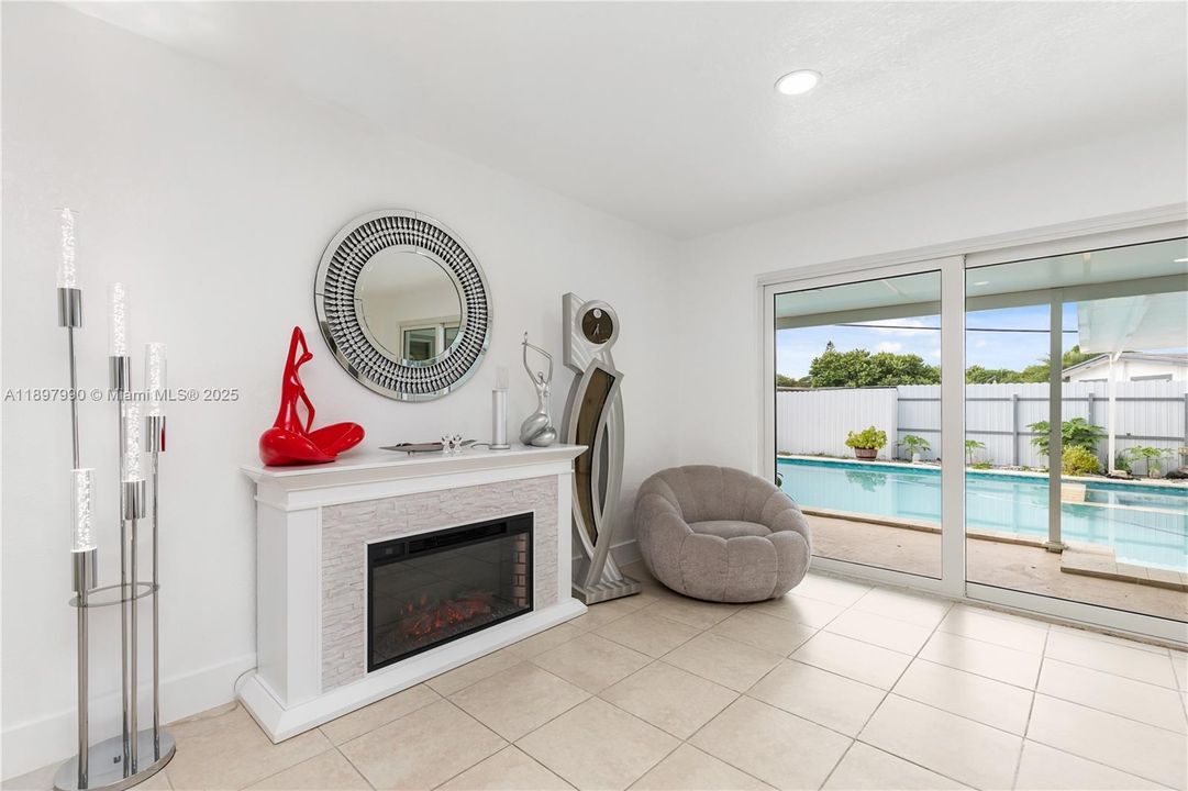 For Sale: $699,999 (5 beds, 4 baths, 1658 Square Feet)