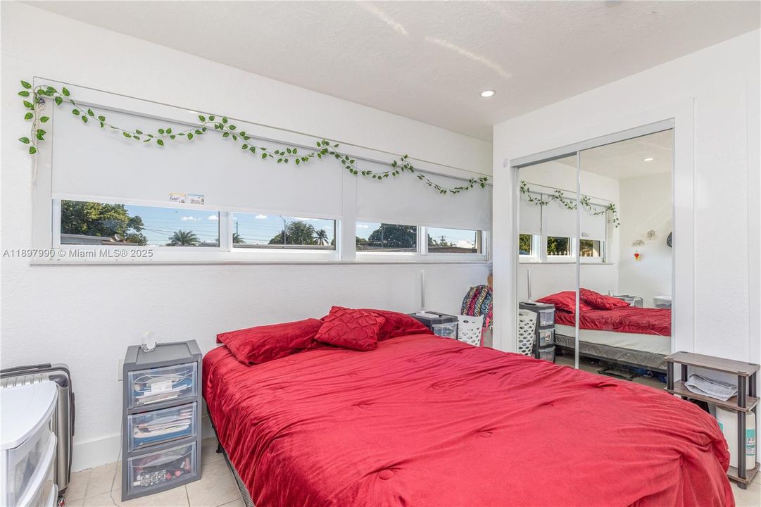 For Sale: $699,999 (5 beds, 4 baths, 1658 Square Feet)