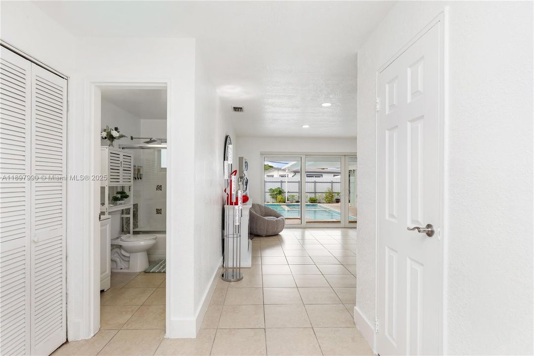 For Sale: $699,999 (5 beds, 4 baths, 1658 Square Feet)