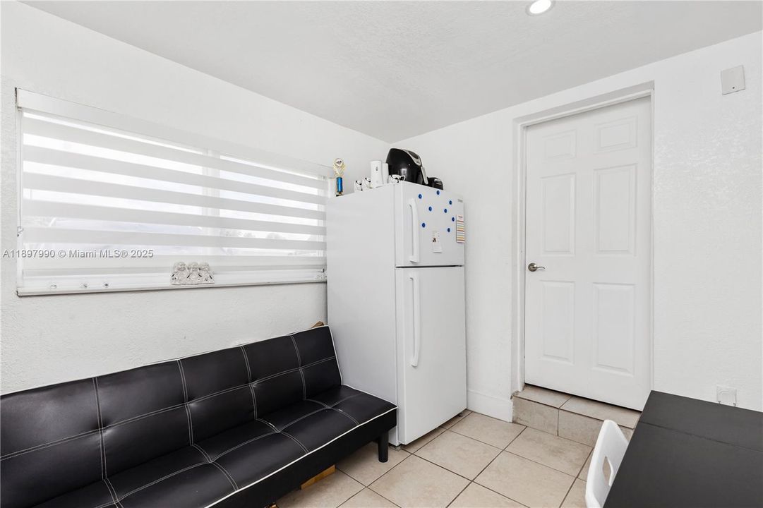 For Sale: $699,999 (5 beds, 4 baths, 1658 Square Feet)