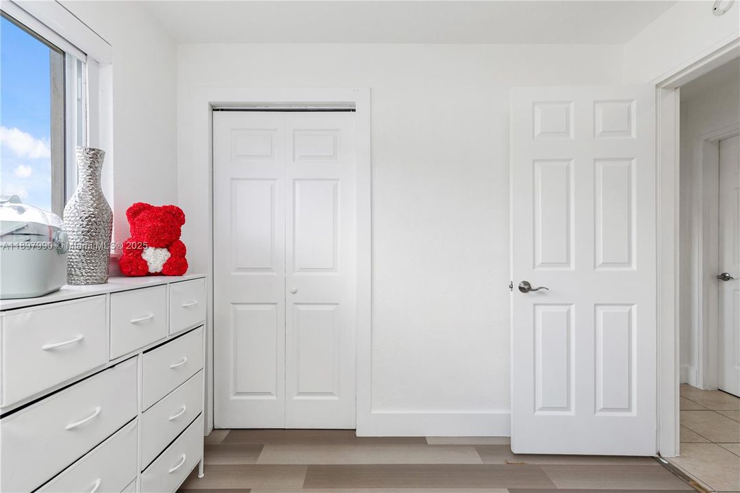 For Sale: $699,999 (5 beds, 4 baths, 1658 Square Feet)