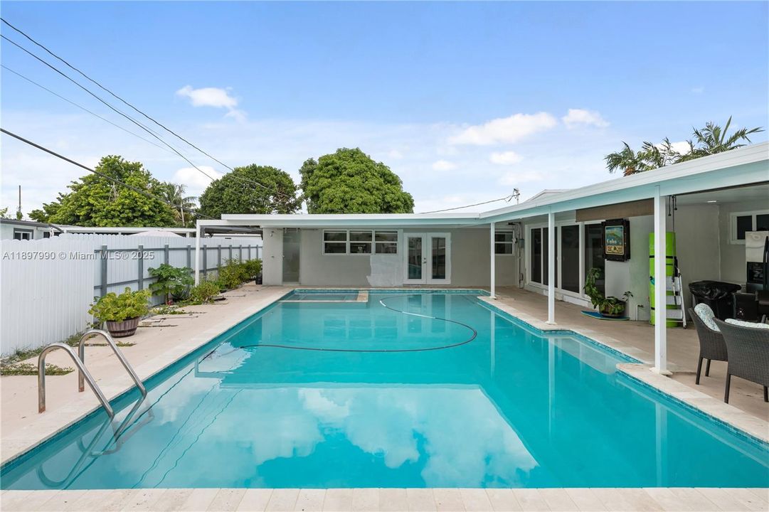 For Sale: $699,999 (5 beds, 4 baths, 1658 Square Feet)