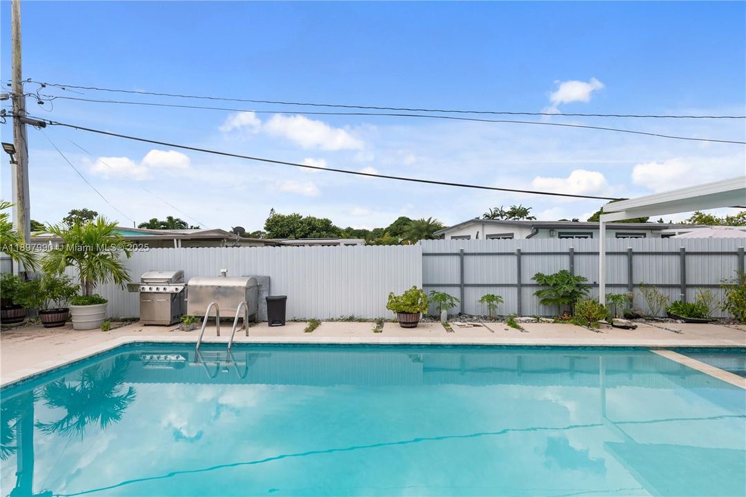 For Sale: $699,999 (5 beds, 4 baths, 1658 Square Feet)