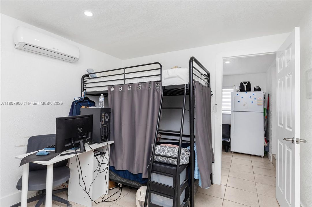 For Sale: $699,999 (5 beds, 4 baths, 1658 Square Feet)