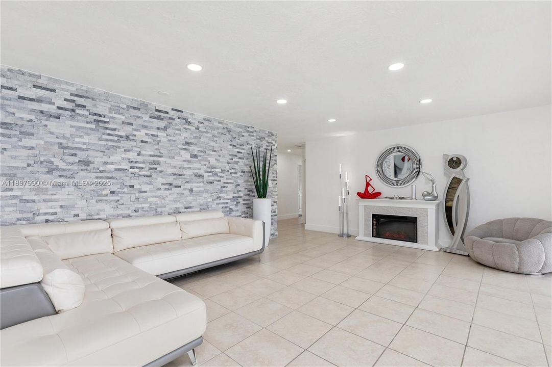 For Sale: $699,999 (5 beds, 4 baths, 1658 Square Feet)