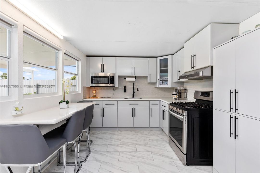 For Sale: $699,999 (5 beds, 4 baths, 1658 Square Feet)