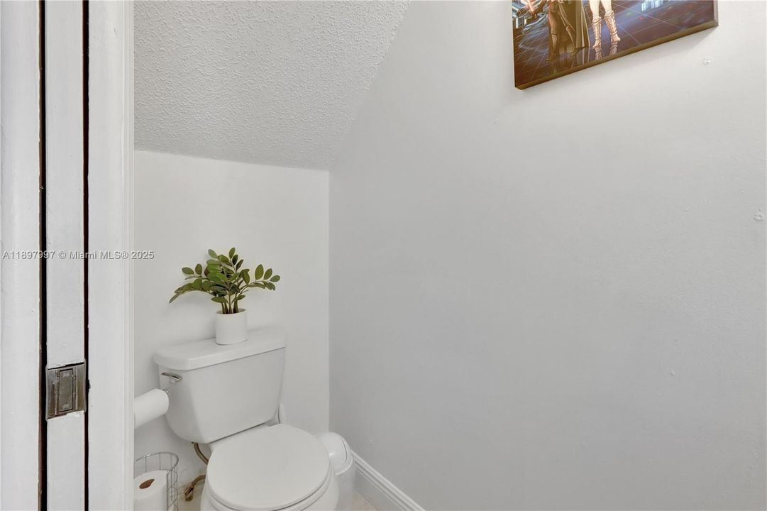 Active With Contract: $373,000 (2 beds, 1 baths, 950 Square Feet)