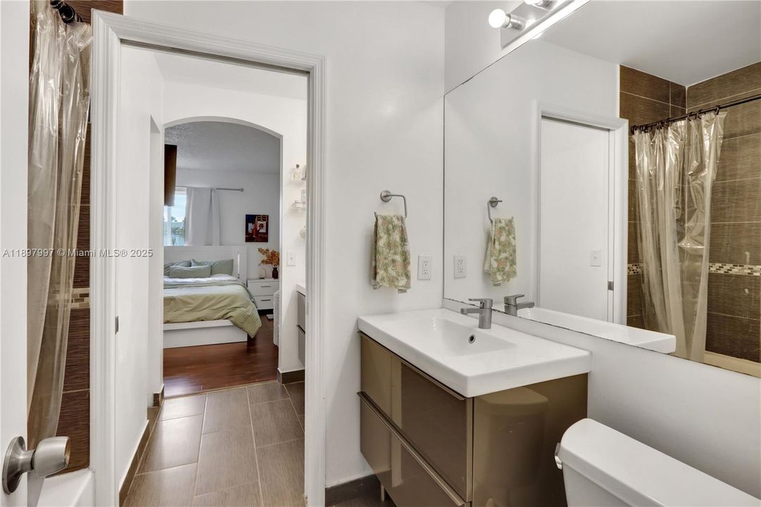 Active With Contract: $373,000 (2 beds, 1 baths, 950 Square Feet)