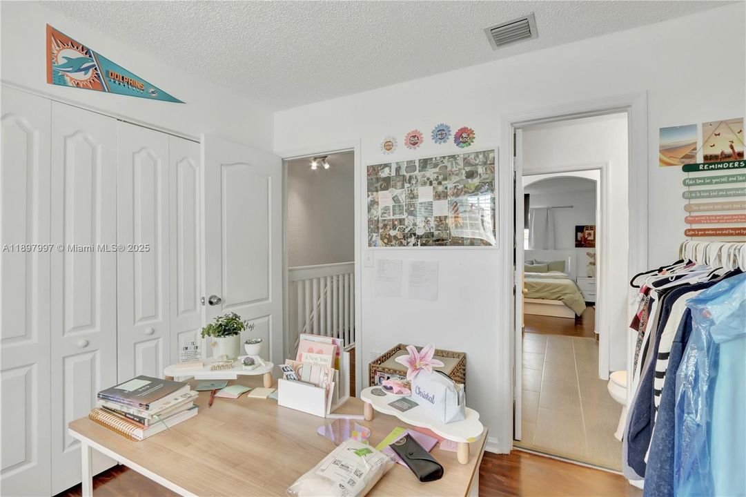 Active With Contract: $373,000 (2 beds, 1 baths, 950 Square Feet)