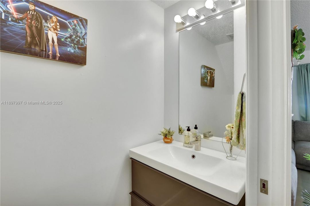 Active With Contract: $373,000 (2 beds, 1 baths, 950 Square Feet)