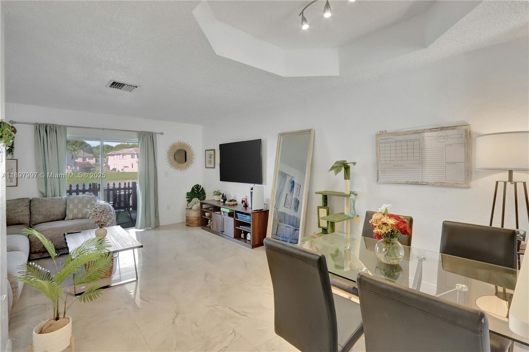 Active With Contract: $373,000 (2 beds, 1 baths, 950 Square Feet)