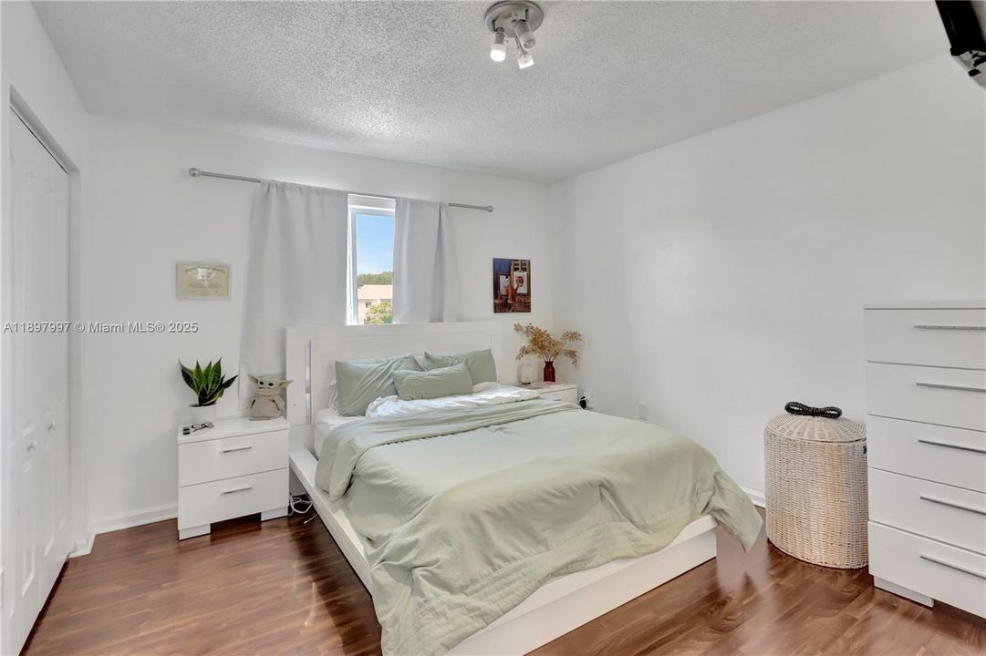 Active With Contract: $373,000 (2 beds, 1 baths, 950 Square Feet)
