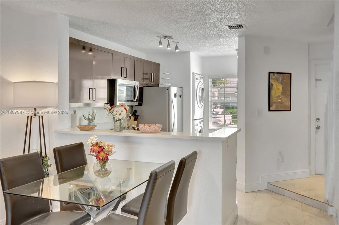 Active With Contract: $373,000 (2 beds, 1 baths, 950 Square Feet)