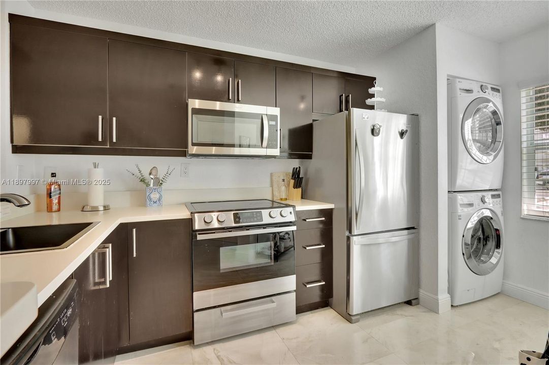 Active With Contract: $373,000 (2 beds, 1 baths, 950 Square Feet)