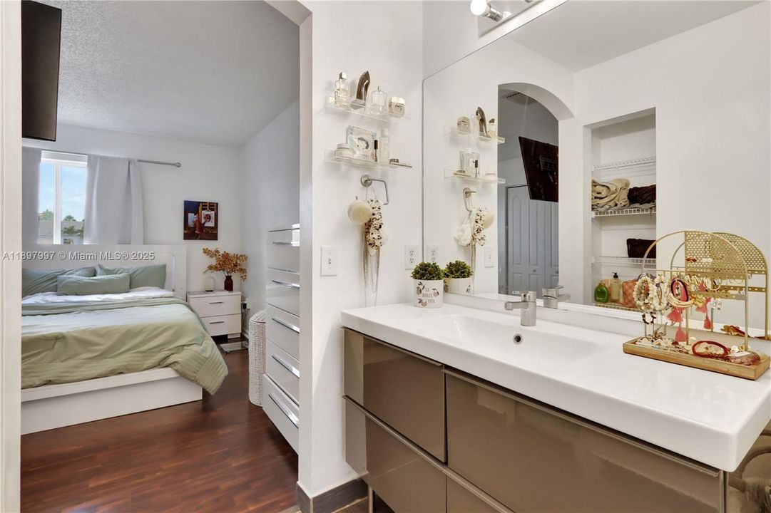 Active With Contract: $373,000 (2 beds, 1 baths, 950 Square Feet)