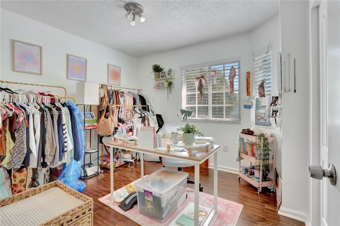 Active With Contract: $373,000 (2 beds, 1 baths, 950 Square Feet)