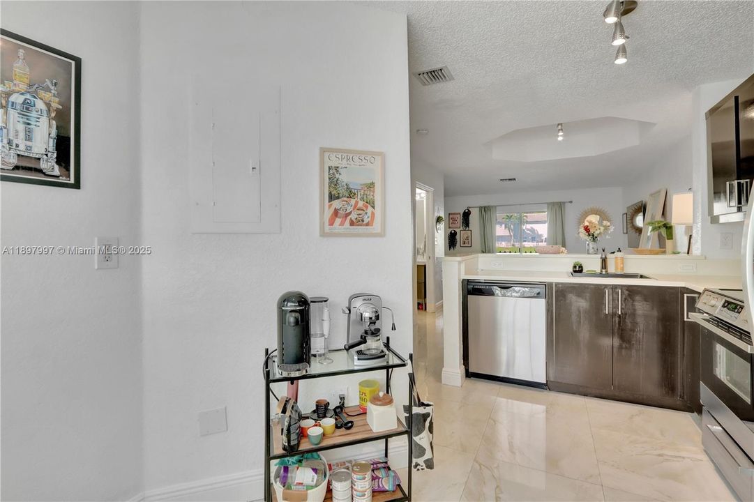 Active With Contract: $373,000 (2 beds, 1 baths, 950 Square Feet)