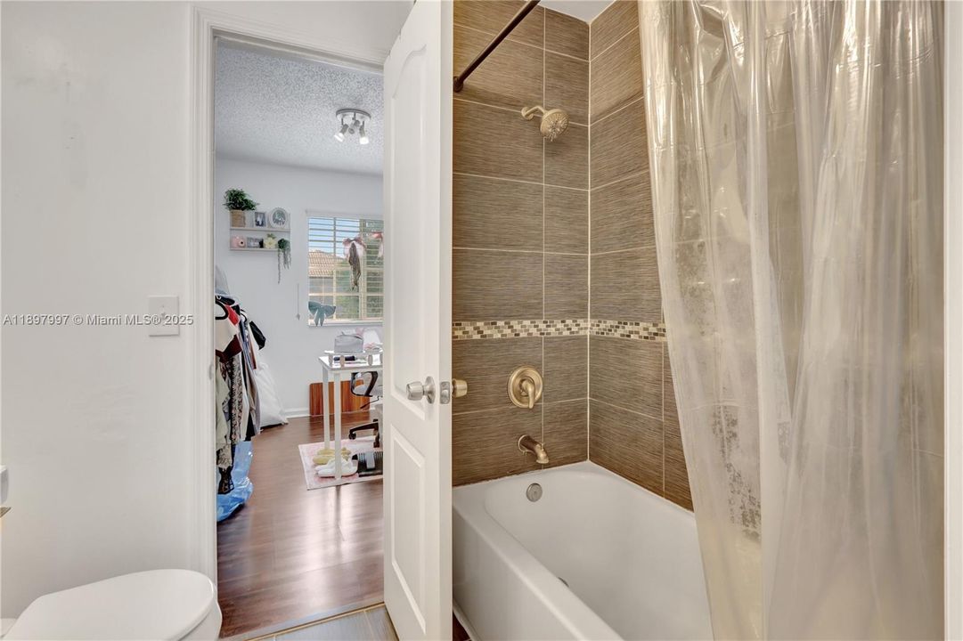 Active With Contract: $373,000 (2 beds, 1 baths, 950 Square Feet)