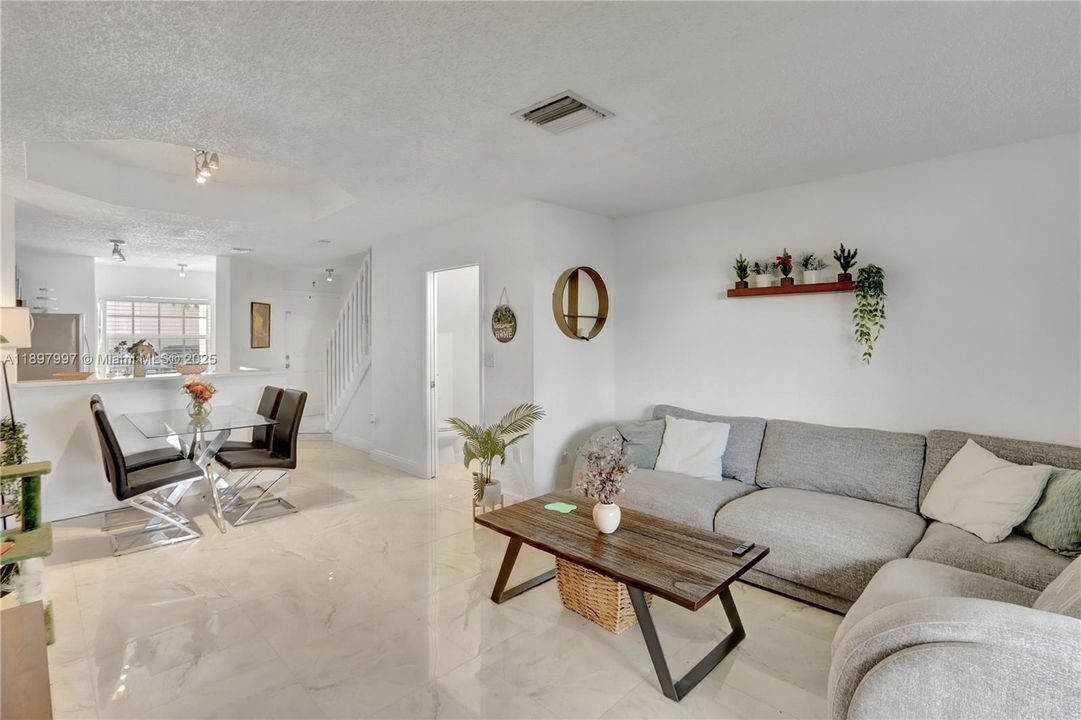 Active With Contract: $373,000 (2 beds, 1 baths, 950 Square Feet)