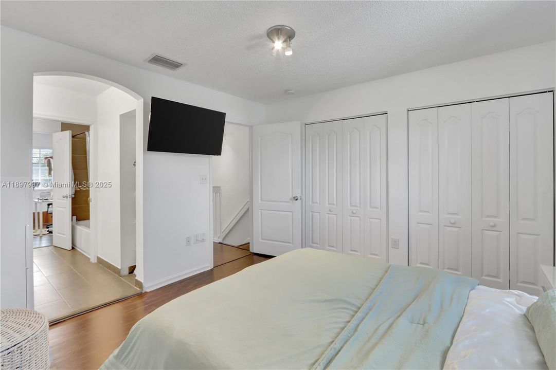 Active With Contract: $373,000 (2 beds, 1 baths, 950 Square Feet)