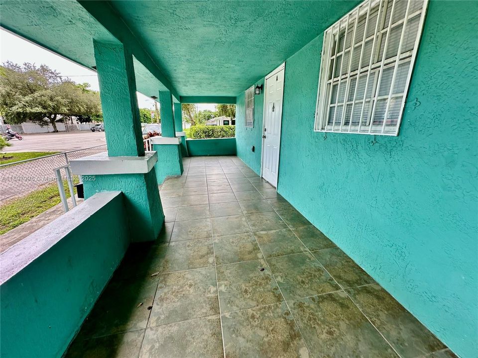 合同活跃: $1,900 (2 贝兹, 1 浴室, 1308 平方英尺)