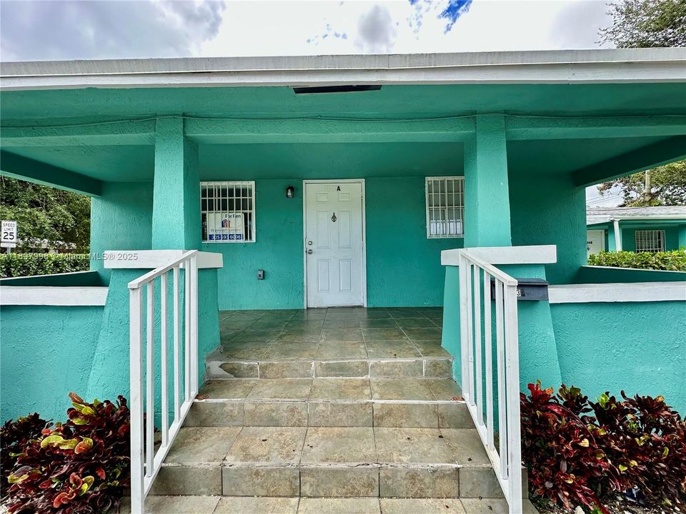 合同活跃: $1,900 (2 贝兹, 1 浴室, 1308 平方英尺)