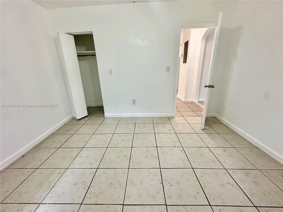 合同活跃: $1,900 (2 贝兹, 1 浴室, 1308 平方英尺)