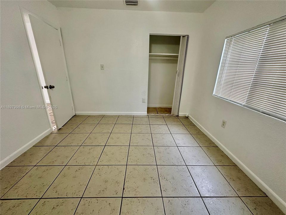 合同活跃: $1,900 (2 贝兹, 1 浴室, 1308 平方英尺)