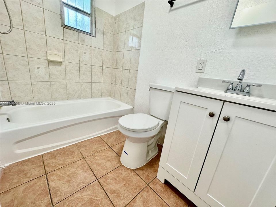 合同活跃: $1,900 (2 贝兹, 1 浴室, 1308 平方英尺)