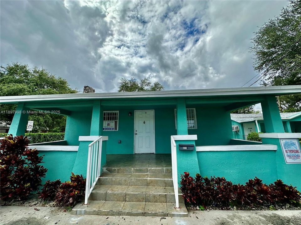 合同活跃: $1,900 (2 贝兹, 1 浴室, 1308 平方英尺)