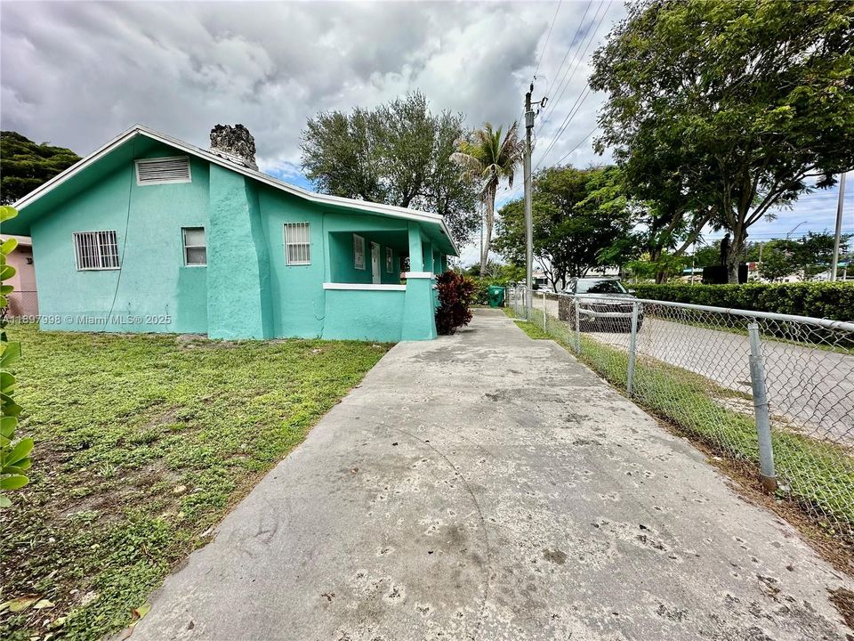 合同活跃: $1,900 (2 贝兹, 1 浴室, 1308 平方英尺)