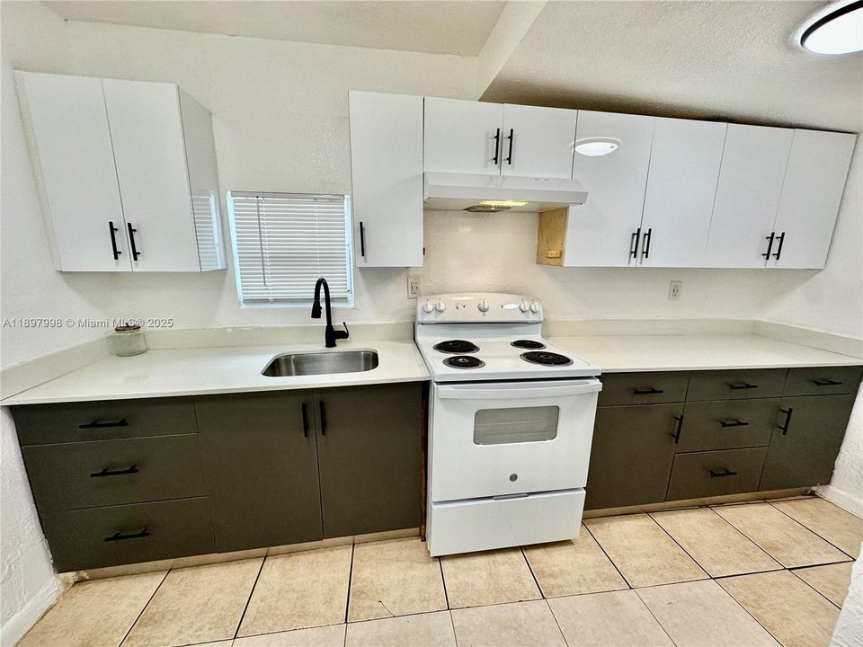 合同活跃: $1,900 (2 贝兹, 1 浴室, 1308 平方英尺)