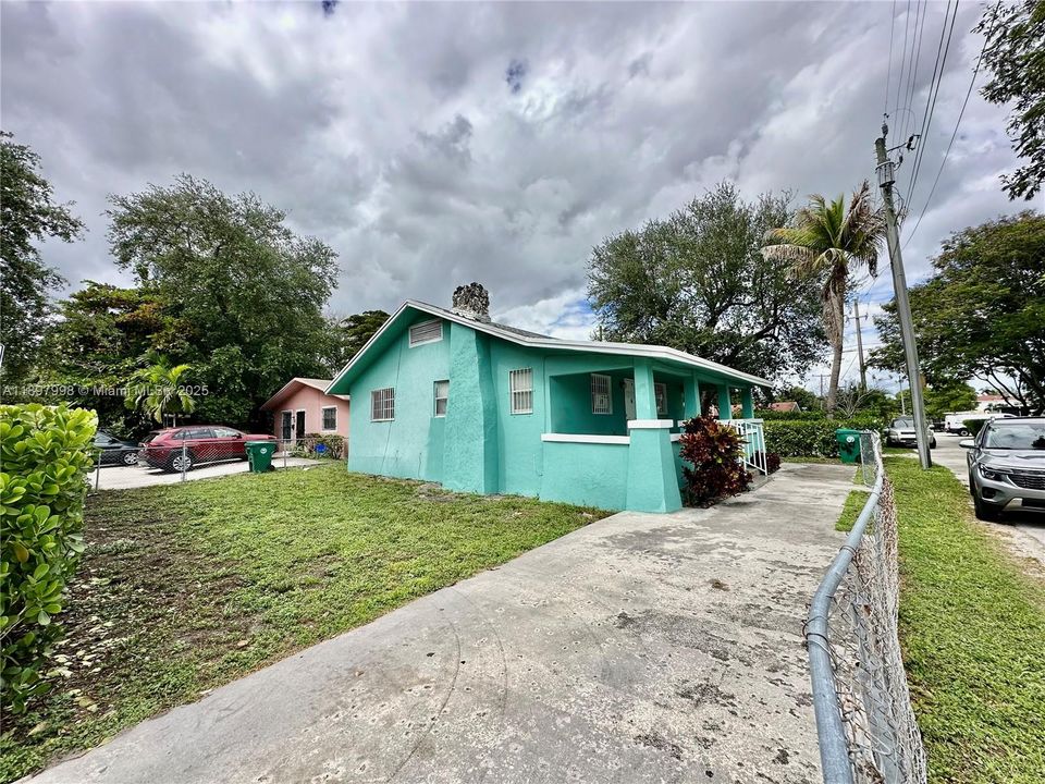 合同活跃: $1,900 (2 贝兹, 1 浴室, 1308 平方英尺)