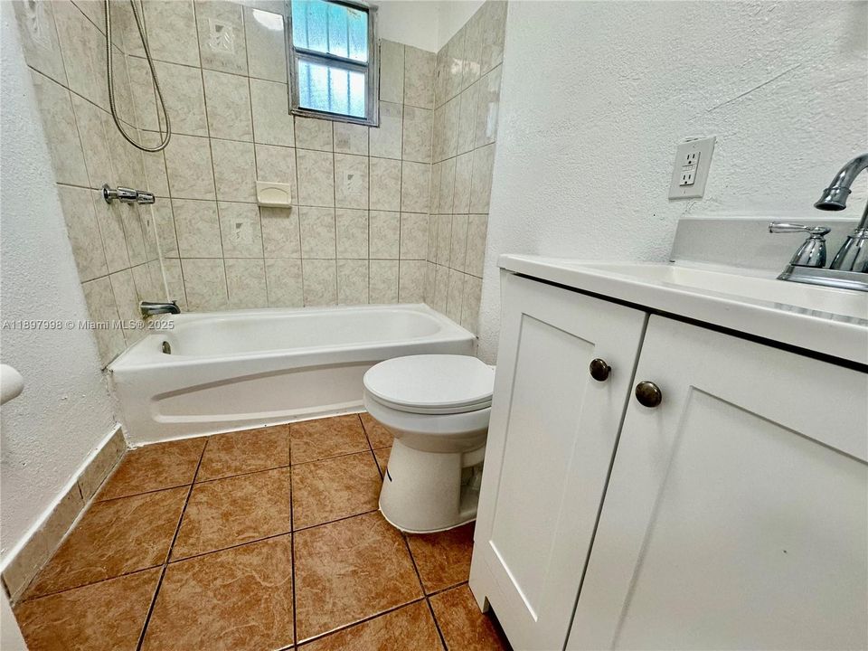 合同活跃: $1,900 (2 贝兹, 1 浴室, 1308 平方英尺)