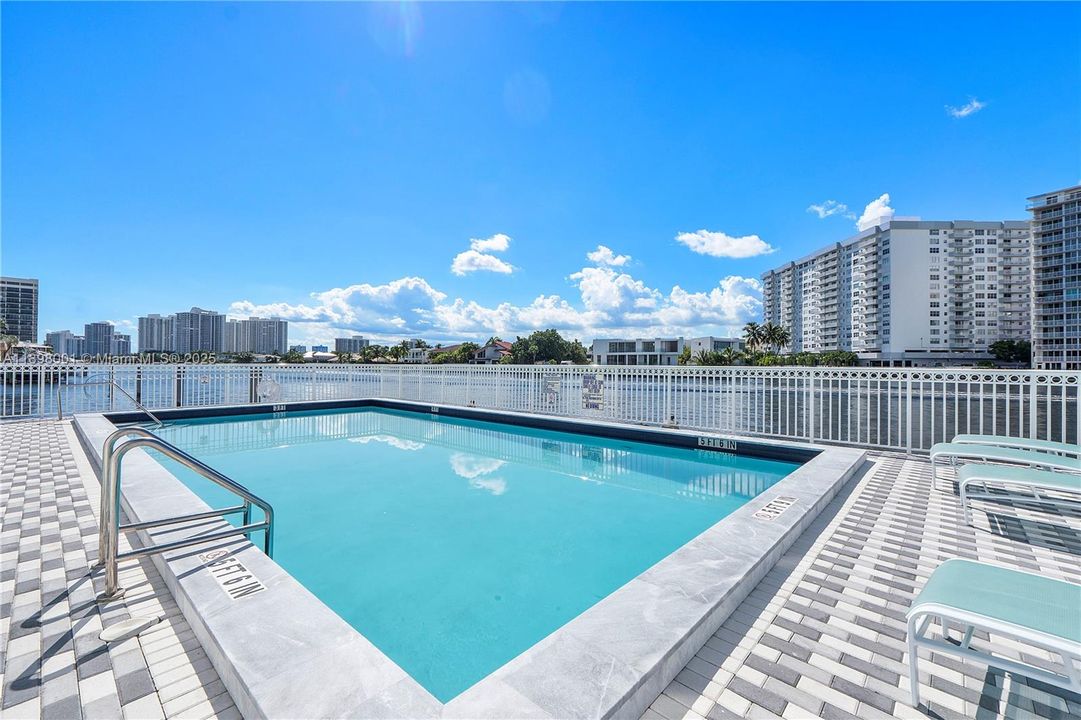 Recently Sold: $215,000 (1 beds, 1 baths, 700 Square Feet)