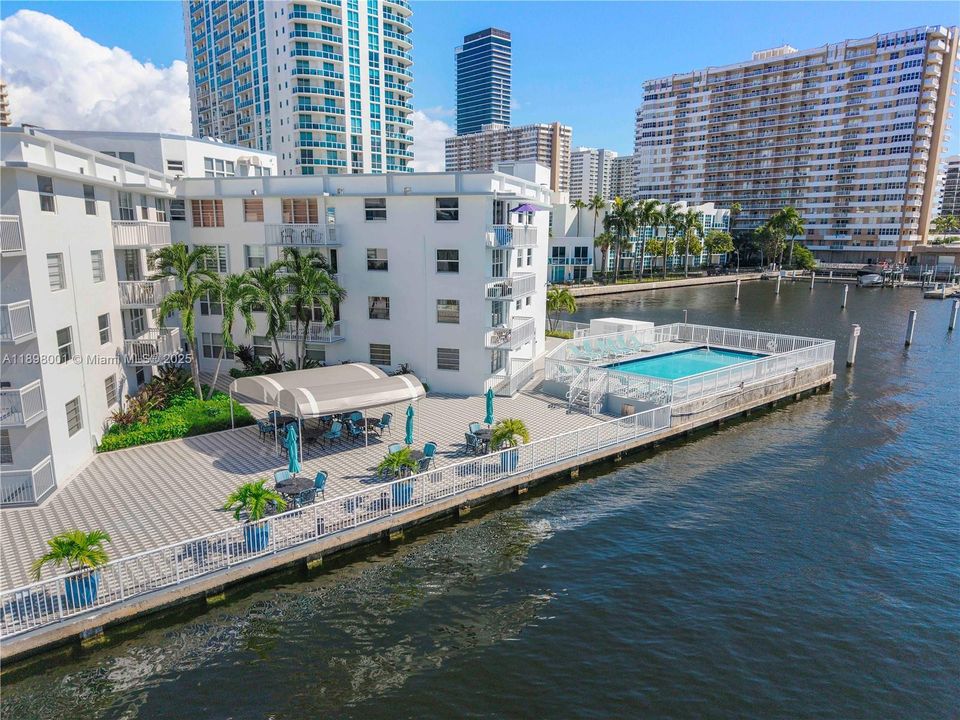 Recently Sold: $215,000 (1 beds, 1 baths, 700 Square Feet)