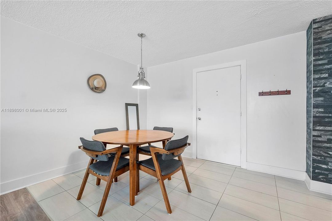 Recently Sold: $215,000 (1 beds, 1 baths, 700 Square Feet)