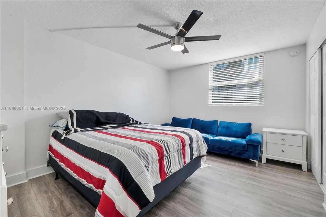 Recently Sold: $215,000 (1 beds, 1 baths, 700 Square Feet)