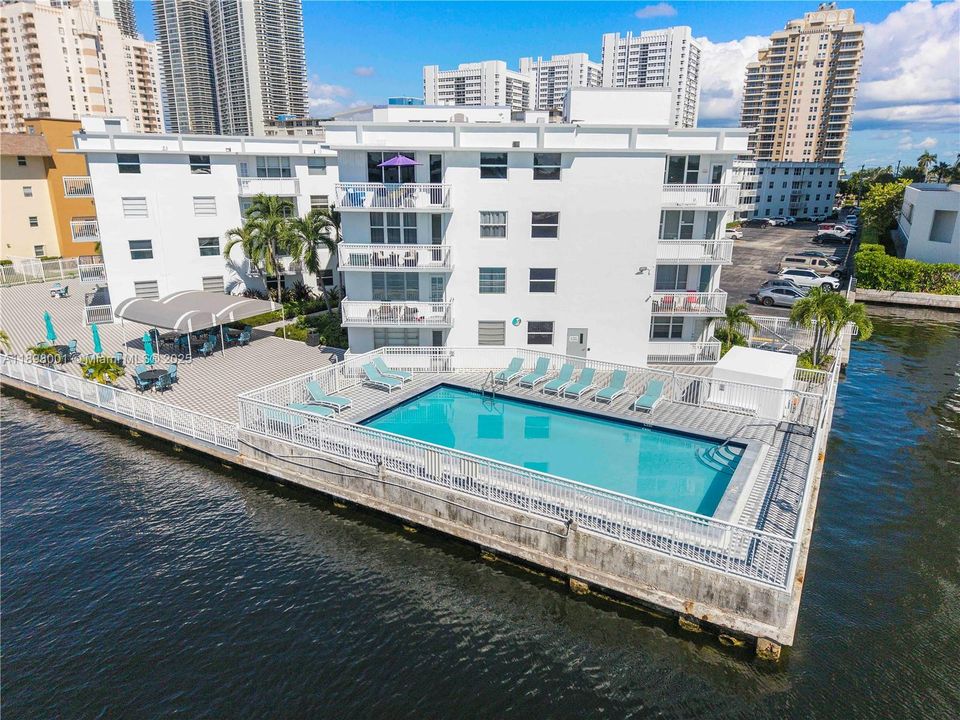 Recently Sold: $215,000 (1 beds, 1 baths, 700 Square Feet)