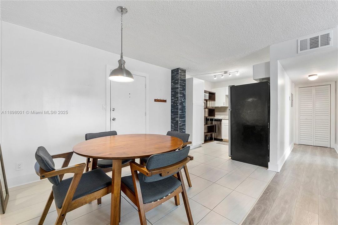 Recently Sold: $215,000 (1 beds, 1 baths, 700 Square Feet)