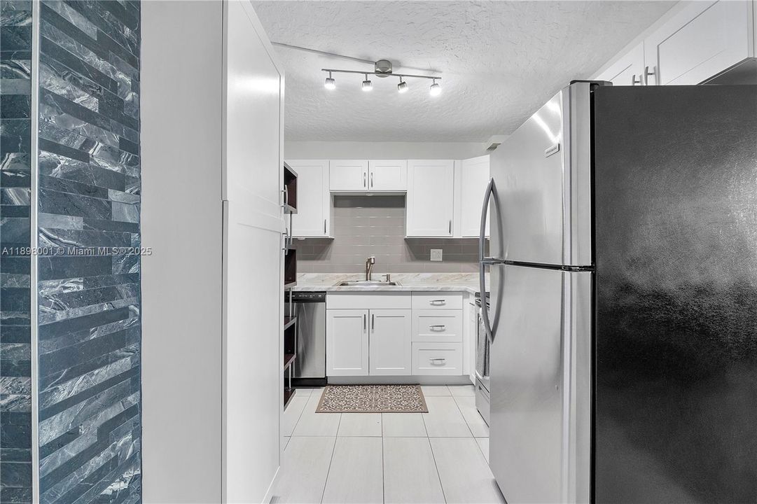 Recently Sold: $215,000 (1 beds, 1 baths, 700 Square Feet)