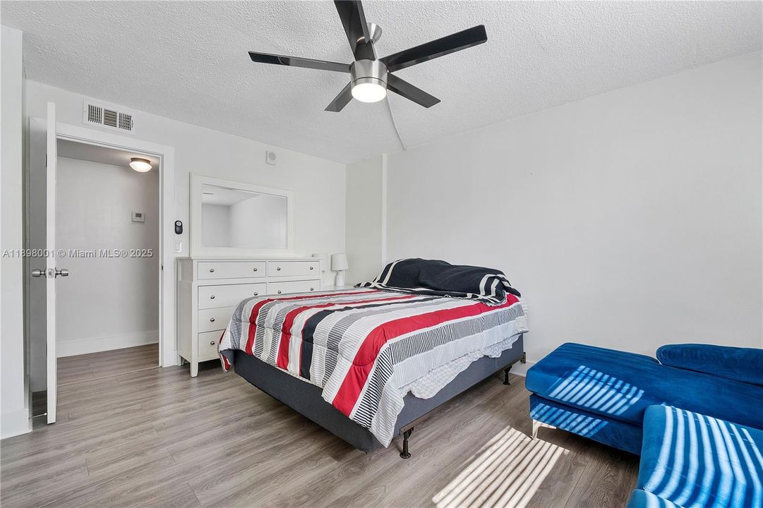 Recently Sold: $215,000 (1 beds, 1 baths, 700 Square Feet)