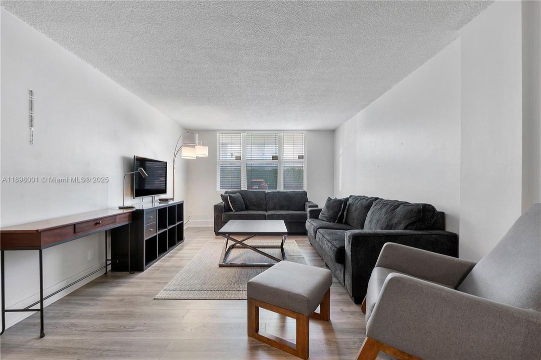 Recently Sold: $215,000 (1 beds, 1 baths, 700 Square Feet)