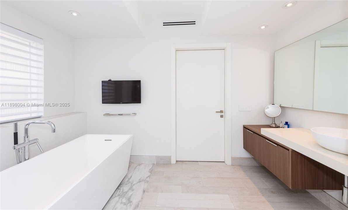 Recently Sold: $5,100,000 (3 beds, 5 baths, 2790 Square Feet)